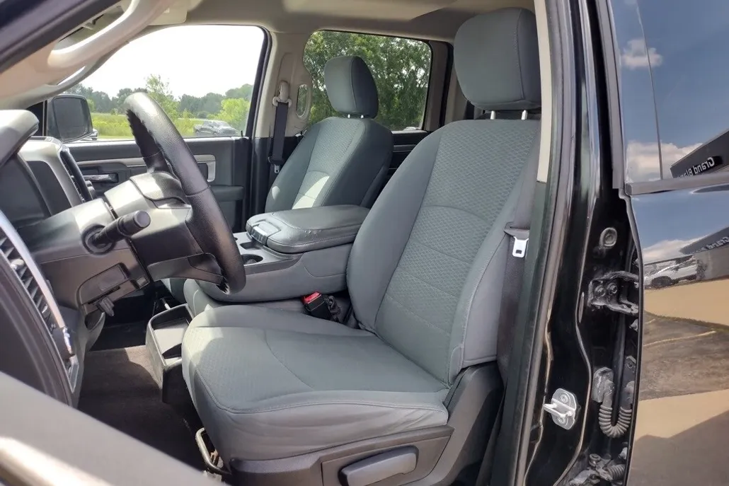 2016 Ram 1500 SLT photo 1
