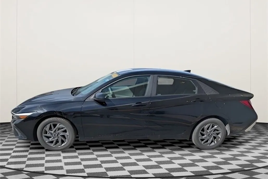 2024 Hyundai Elantra SEL photo 1