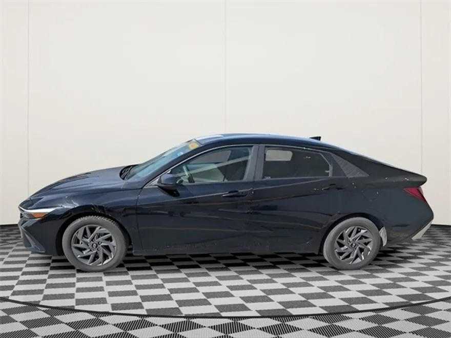 2024 Hyundai Elantra SEL photo 1