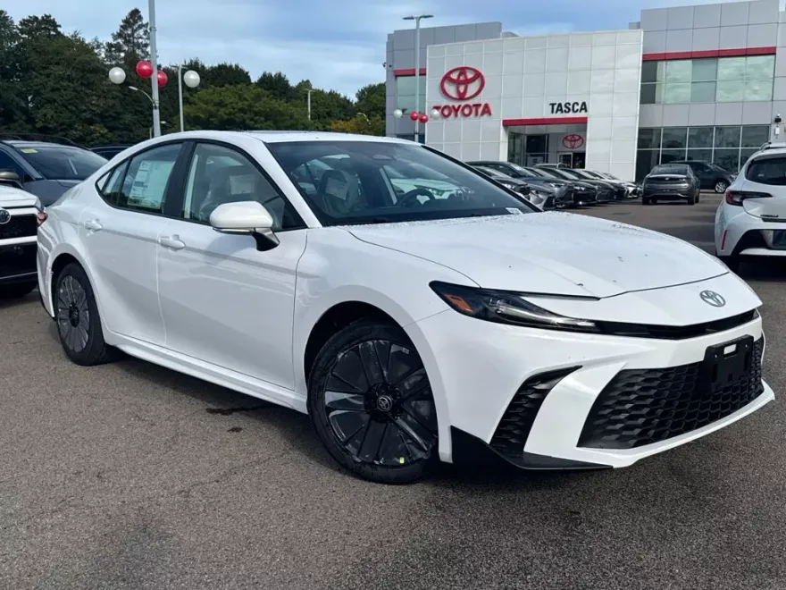 2026 Toyota Camry SE photo 1