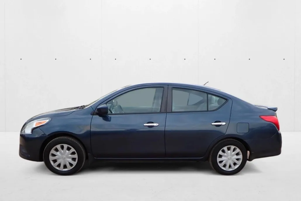 2015 Nissan Versa SV photo 1