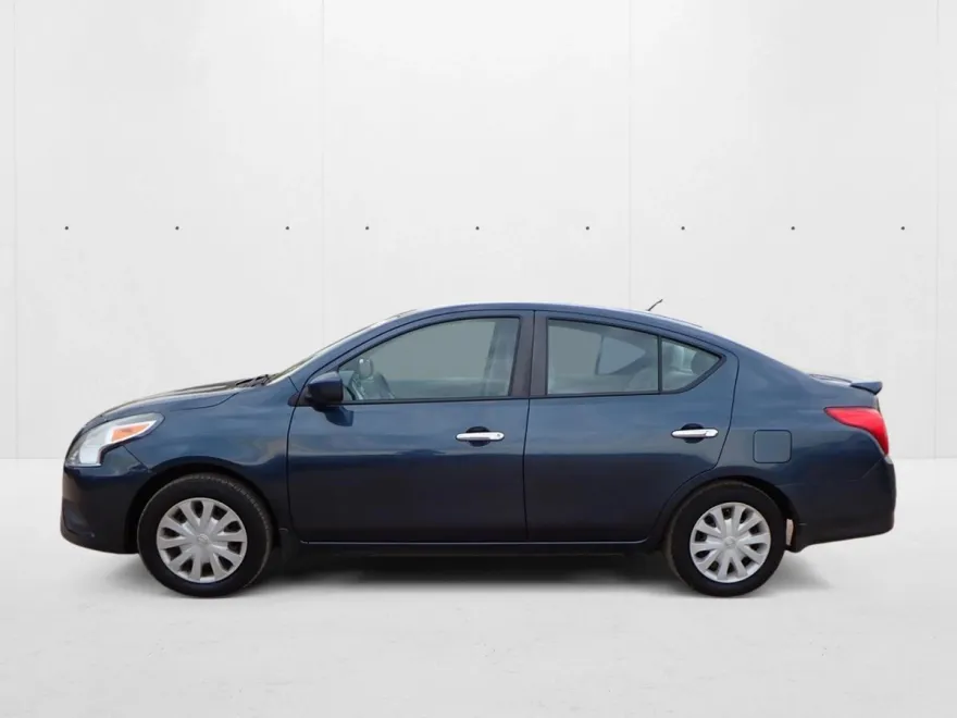 2015 Nissan Versa SV photo 1