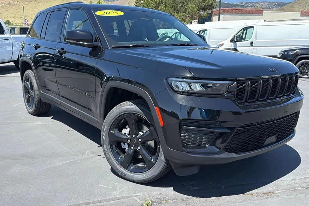 2025 Jeep Grand Cherokee Altitude photo 1