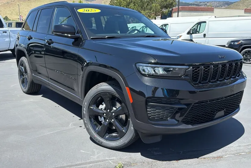 2025 Jeep Grand Cherokee Altitude photo 1