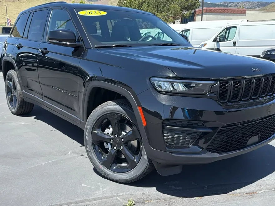 2025 Jeep Grand Cherokee Altitude photo 1