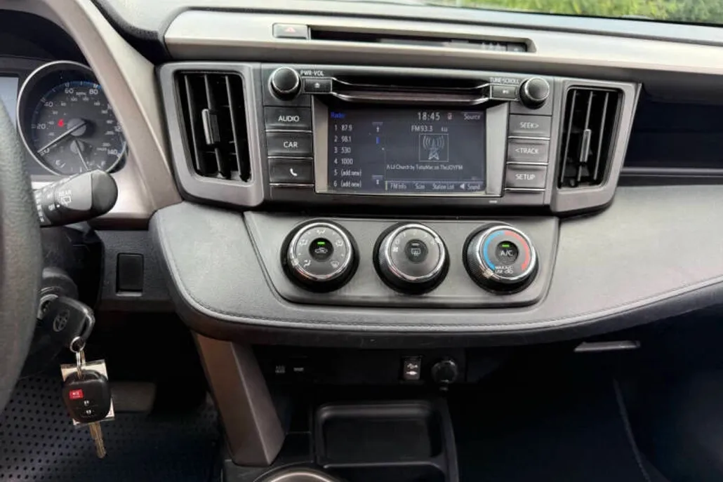 2017 Toyota RAV4 LE photo 1