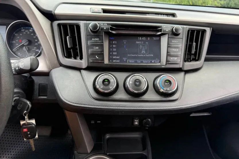 2017 Toyota RAV4 LE photo 1
