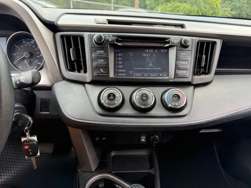 2017 Toyota RAV4 LE photo 1