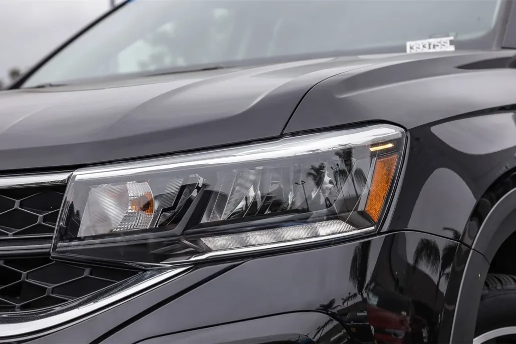 2024 Volkswagen Taos SE photo 1