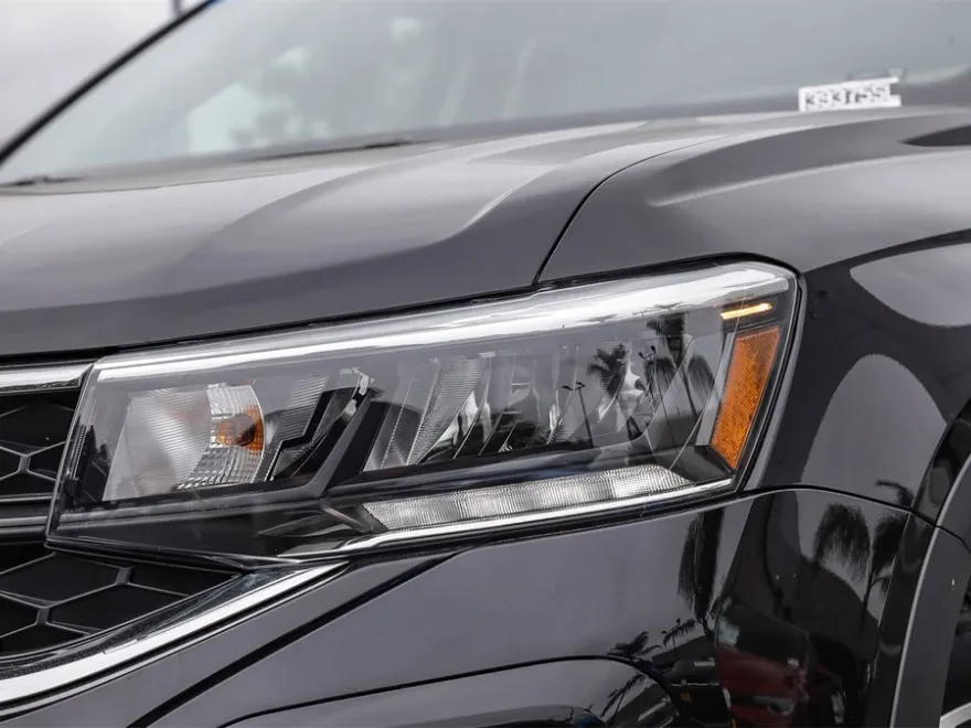 2024 Volkswagen Taos SE photo 1