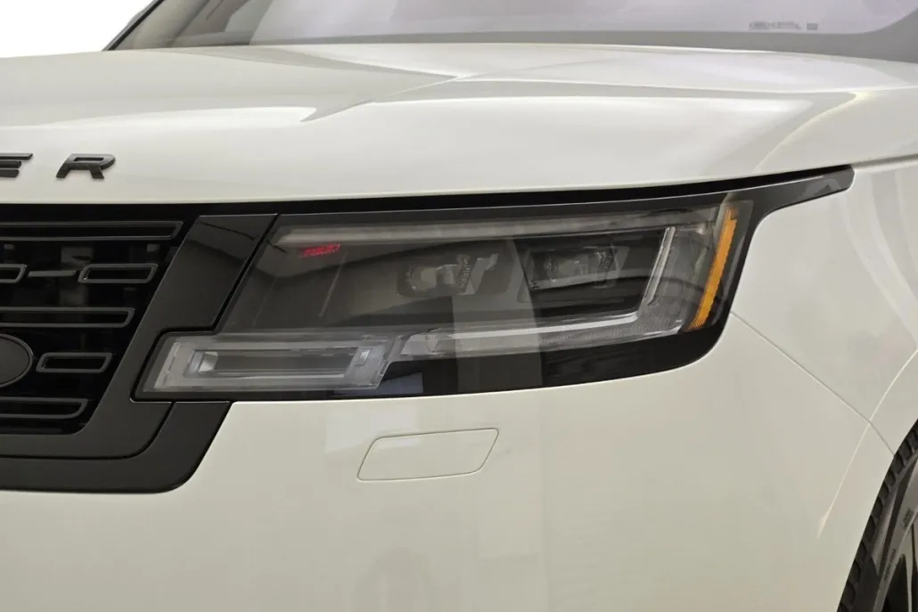2023 Land Rover Range Rover SE photo 1