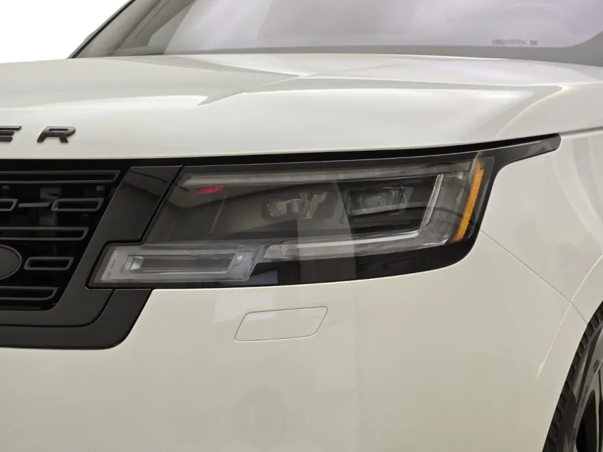 2023 Land Rover Range Rover SE photo 1