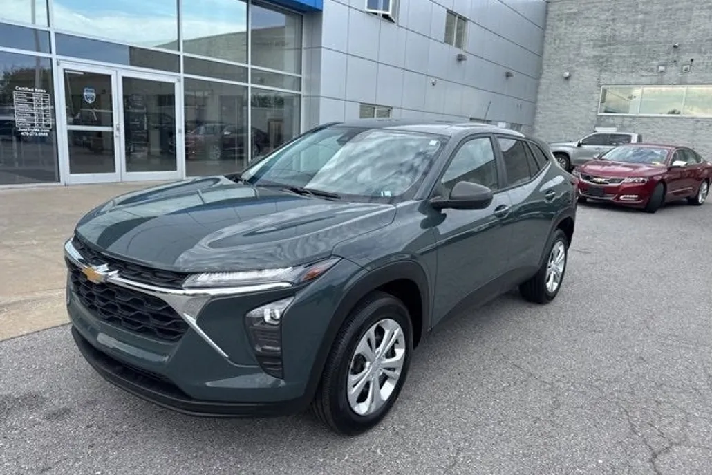 2025 Chevrolet Trax LS photo 1