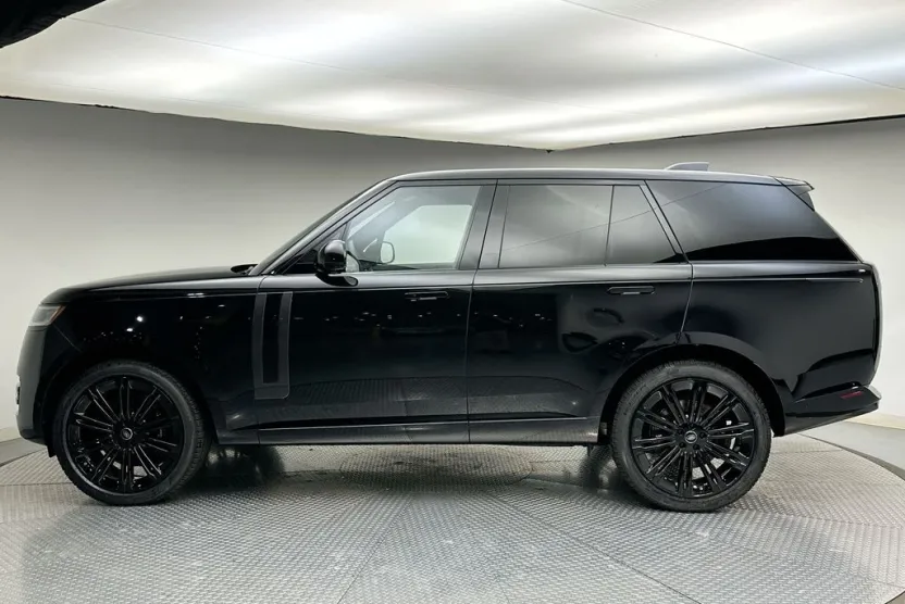 2025 Land Rover Range Rover SE photo 1