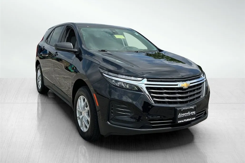 2023 Chevrolet Equinox LS photo 1