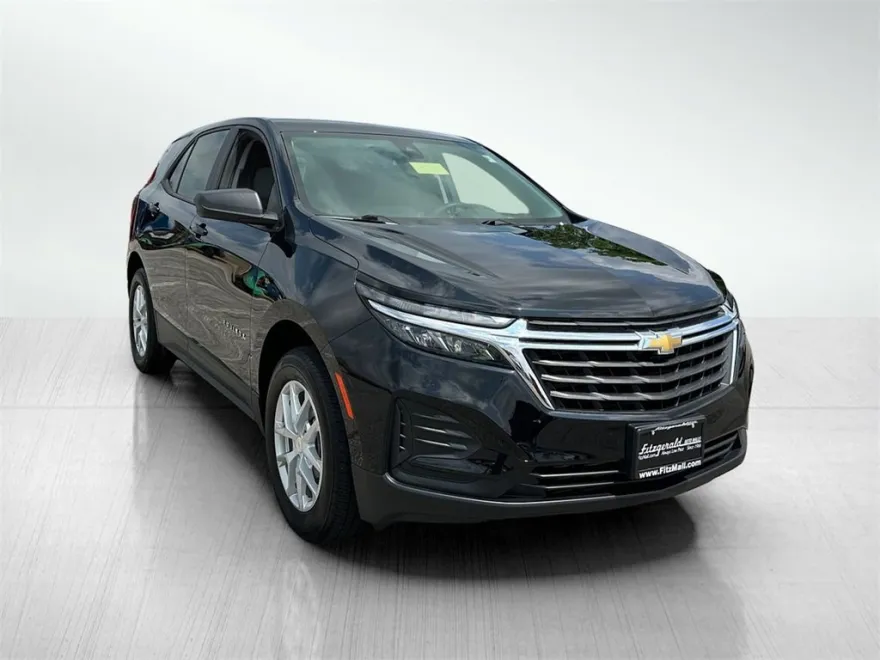 2023 Chevrolet Equinox LS photo 1