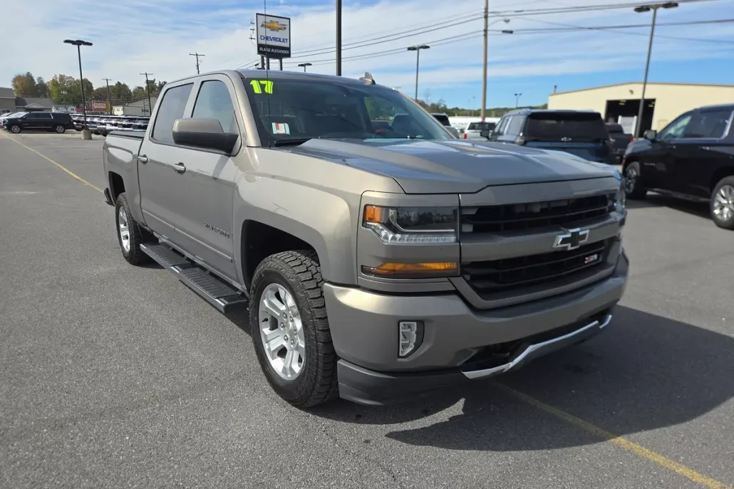 2017 Chevrolet Silverado 1500 LT photo 1