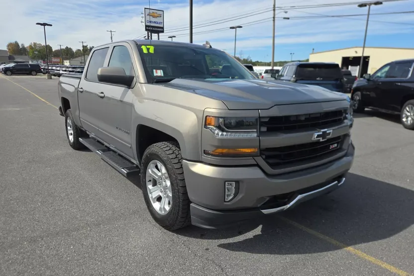 2017 Chevrolet Silverado 1500 LT photo 1