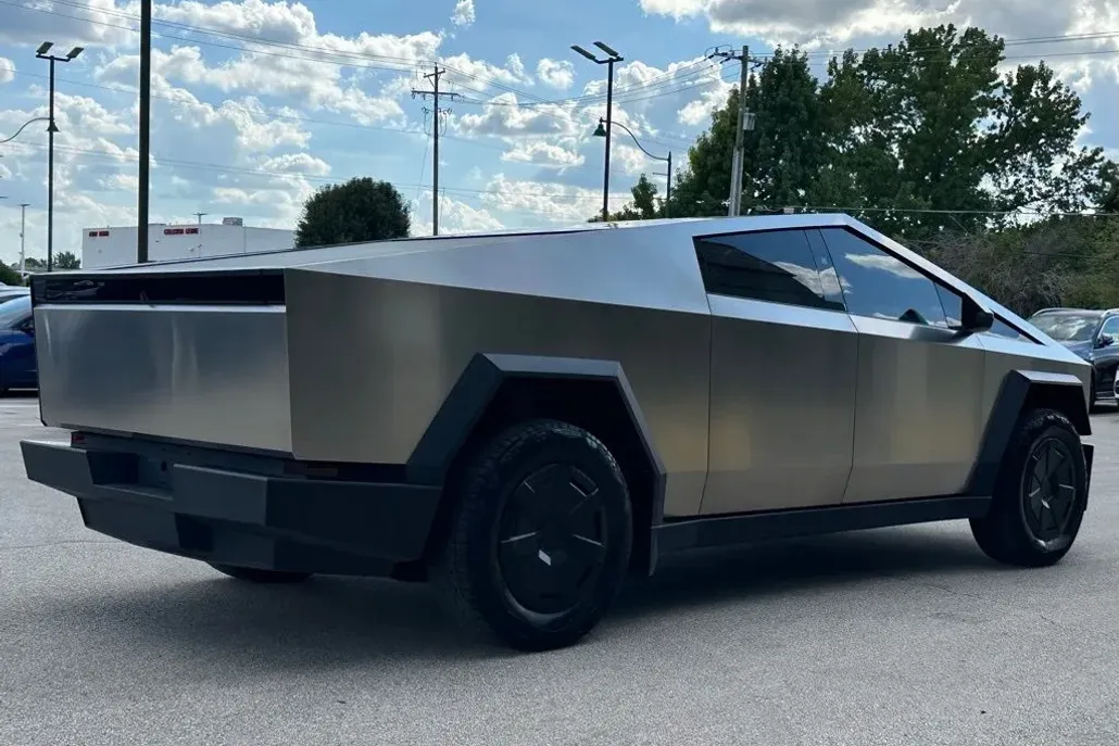 2024 Tesla Cybertruck photo 1