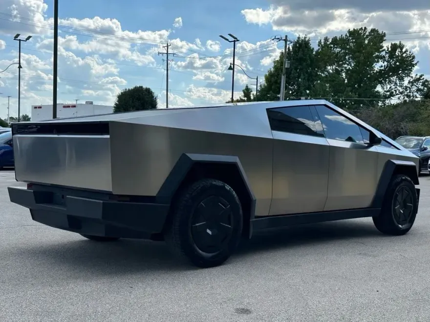 2024 Tesla Cybertruck photo 1