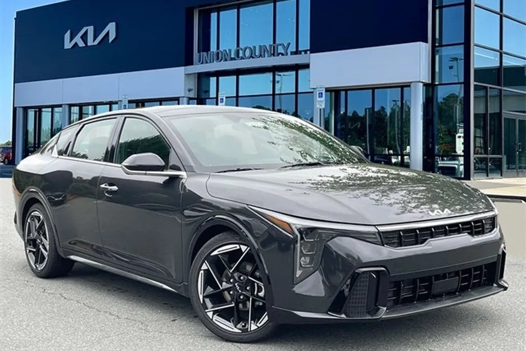 2025 Kia K4 GT-Line photo 1