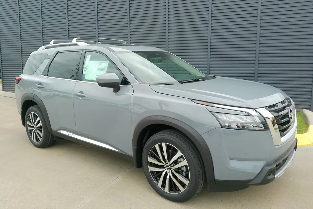 2025 Nissan Pathfinder Platinum photo 1