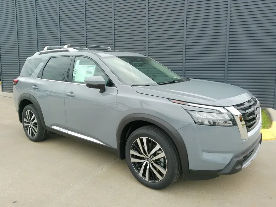 2025 Nissan Pathfinder Platinum photo 1