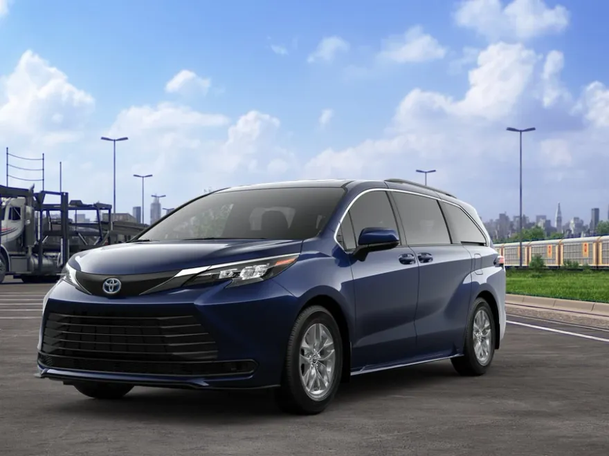 2025 Toyota Sienna LE photo 1