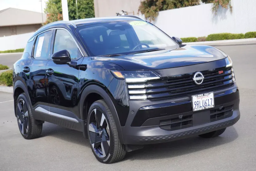 2025 Nissan Kicks SR photo 1