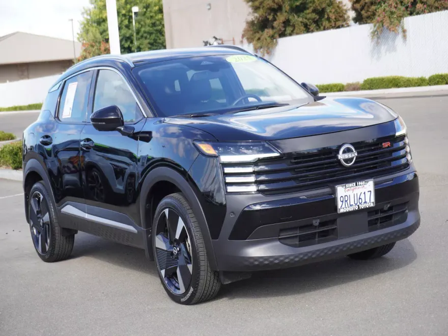 2025 Nissan Kicks SR photo 1