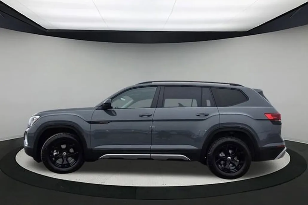 2025 Volkswagen Atlas Peak Edition SE photo 1