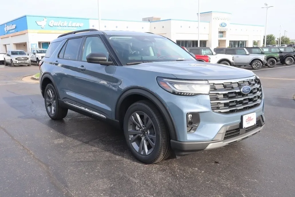 2025 Ford Explorer photo 1