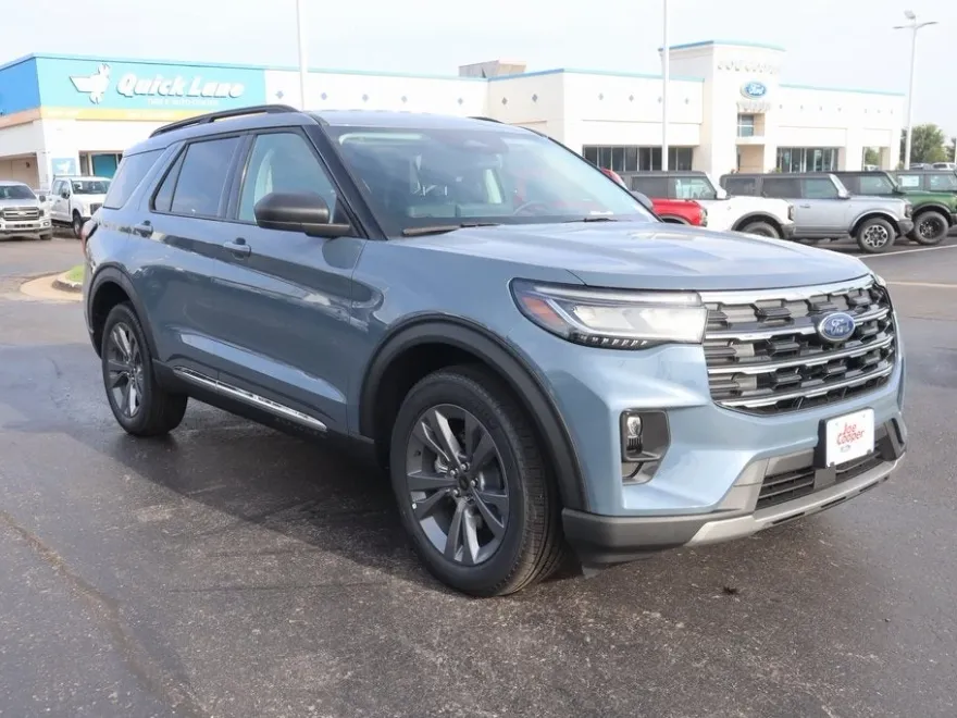 2025 Ford Explorer photo 1