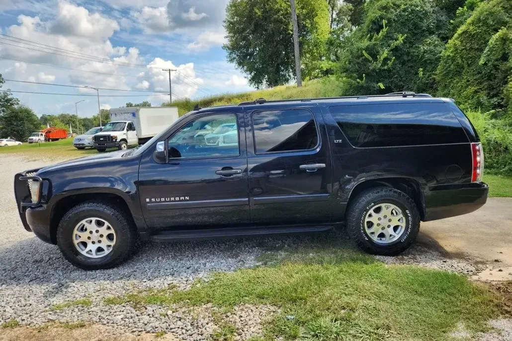 2008 Chevrolet Suburban 1500 LTZ photo 1