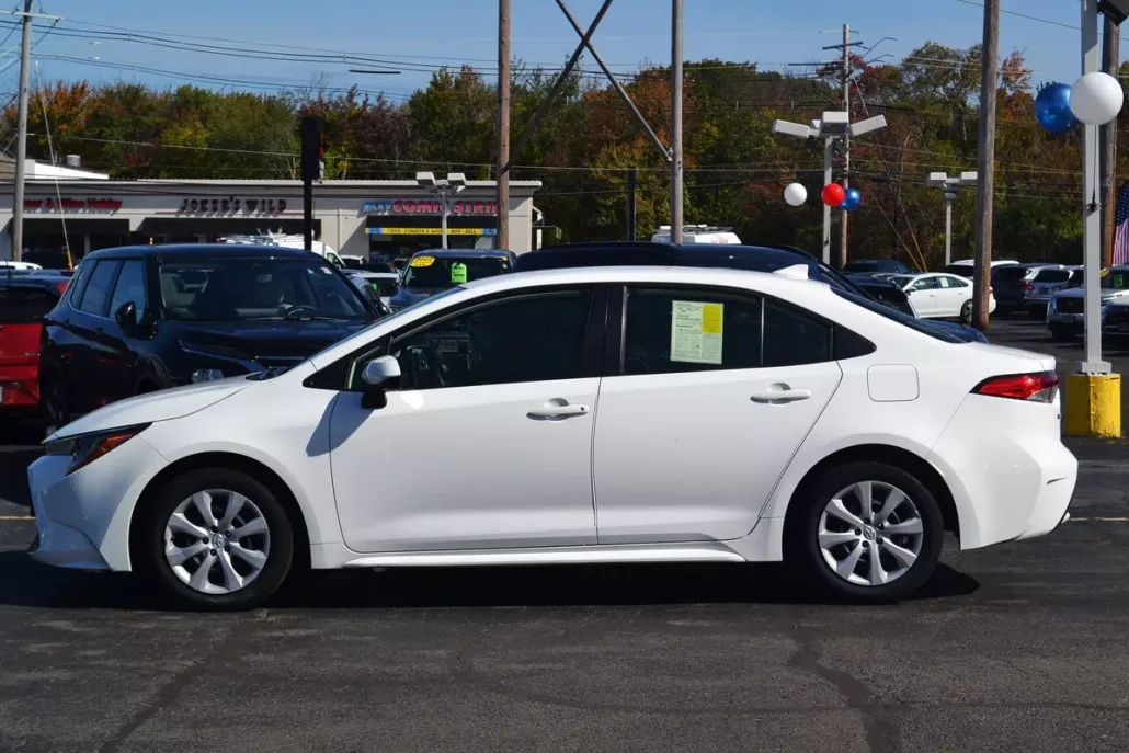 2021 Toyota Corolla LE photo 1