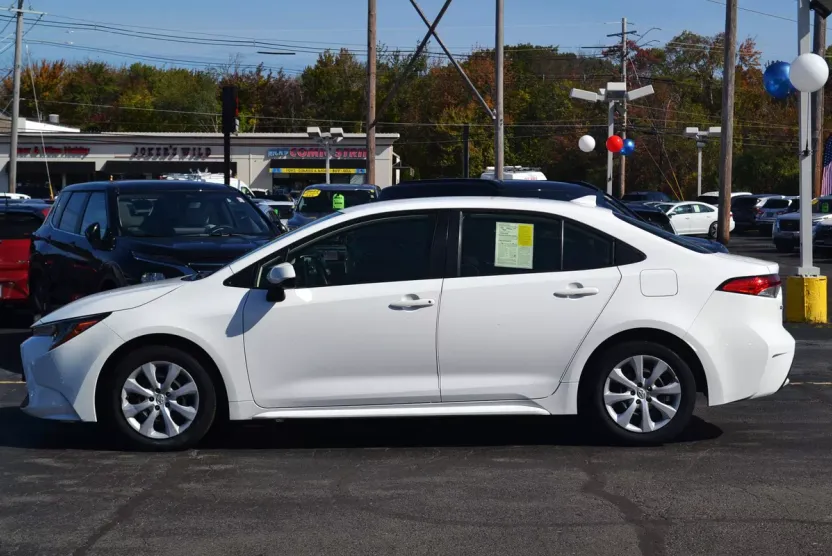 2021 Toyota Corolla LE photo 1