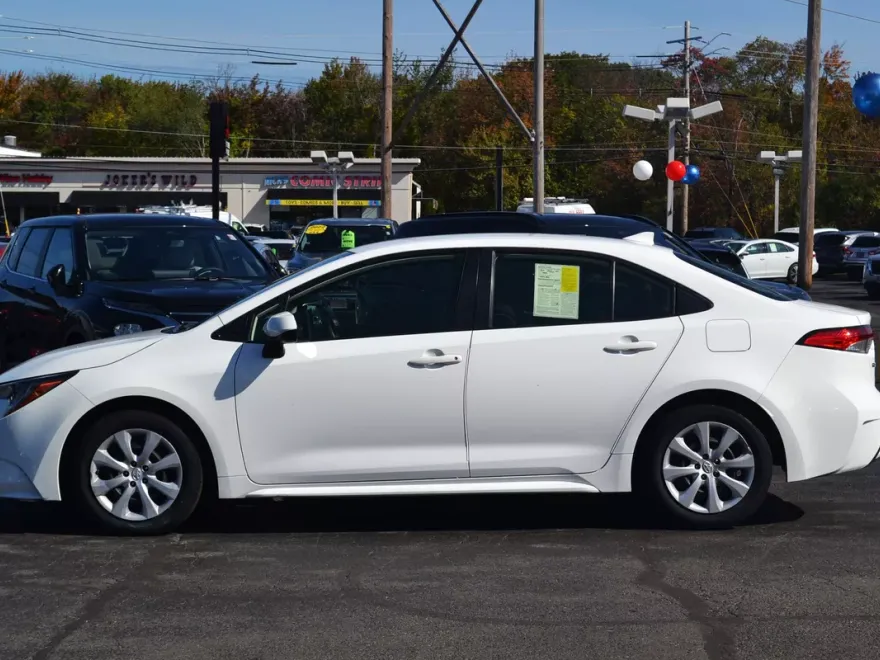2021 Toyota Corolla LE photo 1