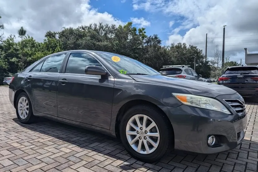 2011 Toyota Camry XLE photo 1