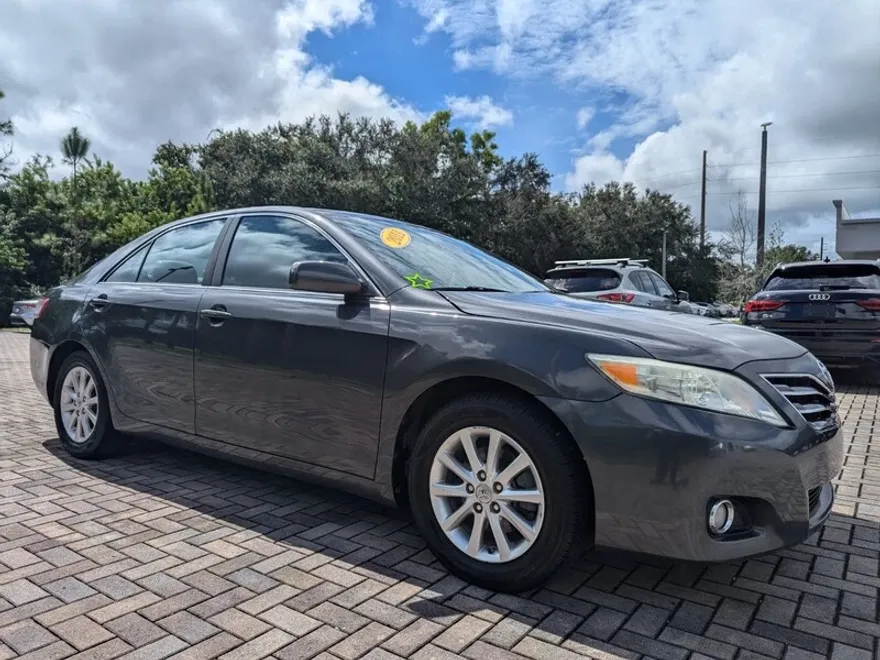 2011 Toyota Camry XLE photo 1
