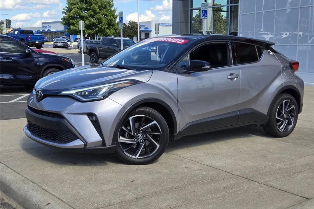 2020 Toyota C-HR LE photo 1