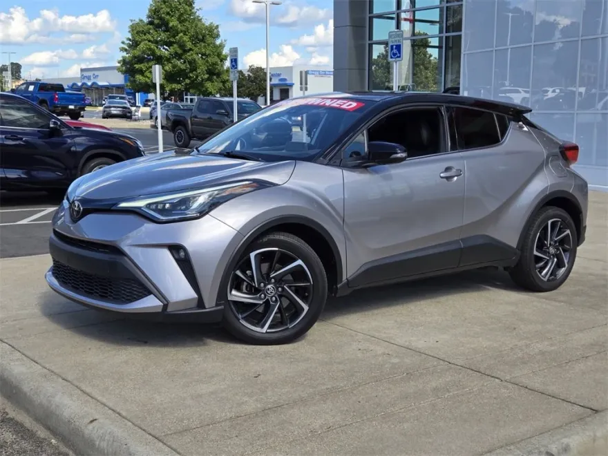 2020 Toyota C-HR LE photo 1