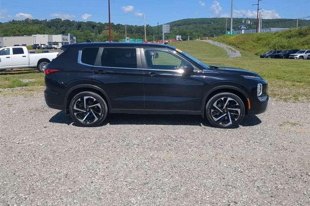 2022 Mitsubishi Outlander SE photo 1