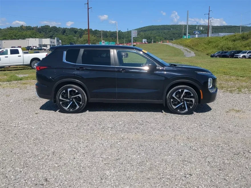 2022 Mitsubishi Outlander SE photo 1