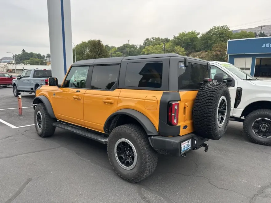2021 Ford Bronco Outer Banks photo 2