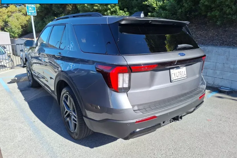 2025 Ford Explorer ST-Line photo 1