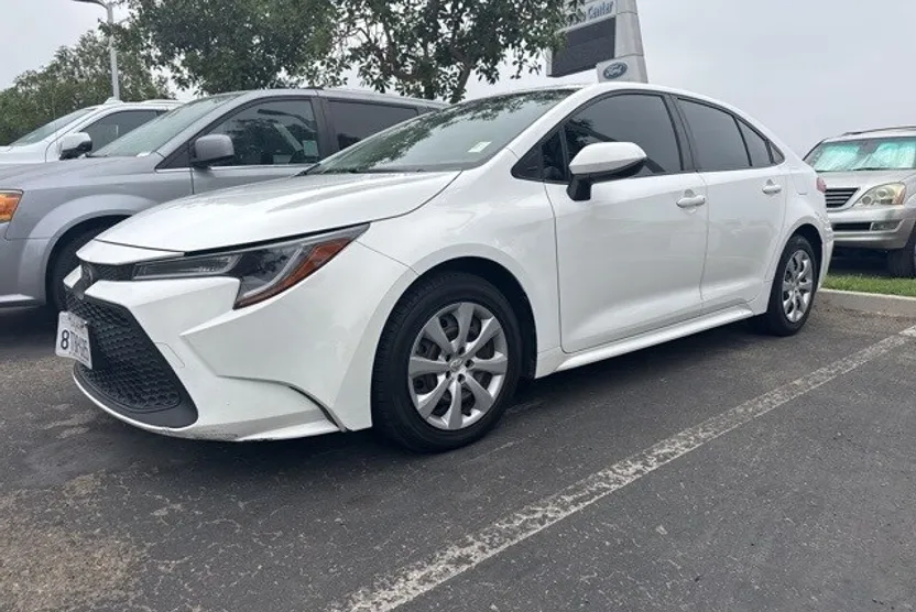 2021 Toyota Corolla LE photo 1