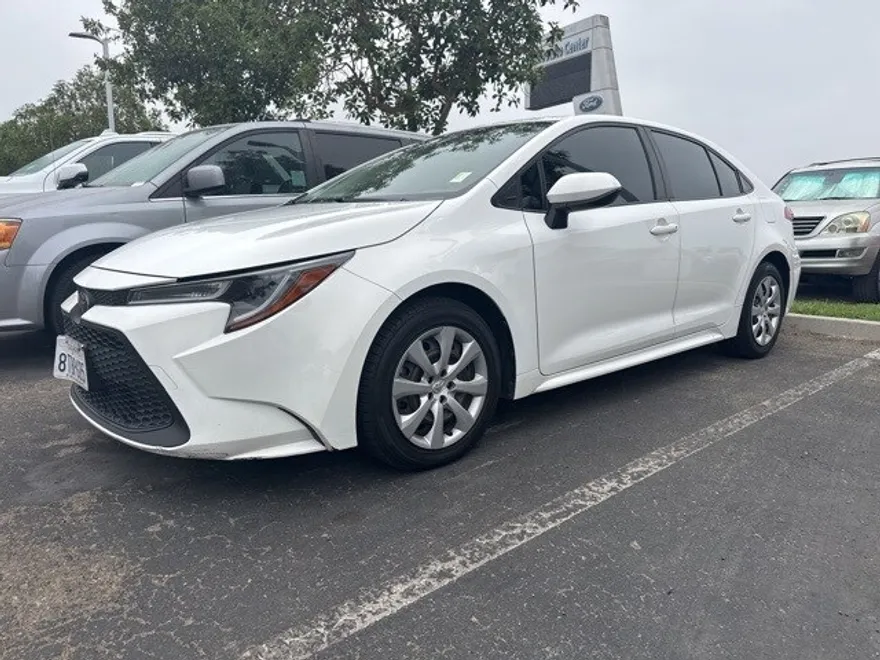 2021 Toyota Corolla LE photo 1