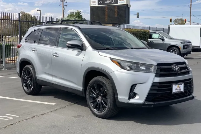 2019 Toyota Highlander SE photo 1