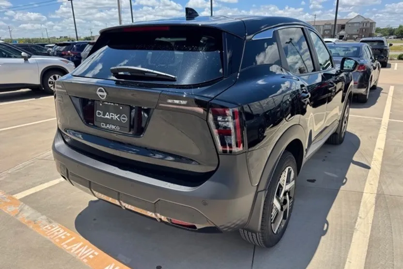 2025 Nissan Kicks SV photo 1