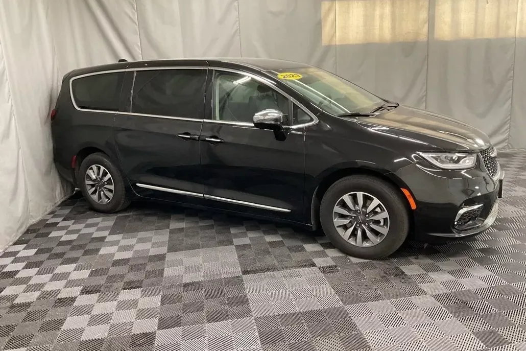 2023 Chrysler Pacifica Hybrid Limited photo 1